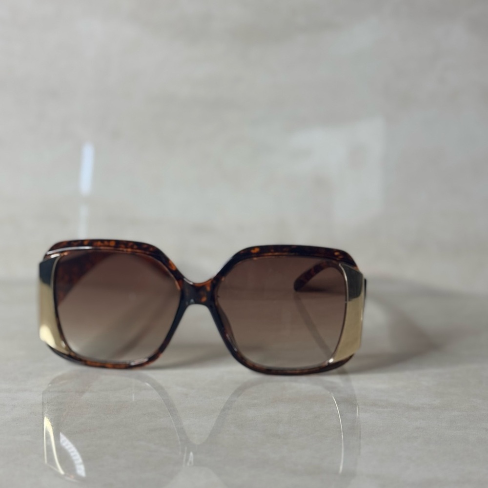 Tortoise Shell Women's Sunglasses - Picture 6 of 6